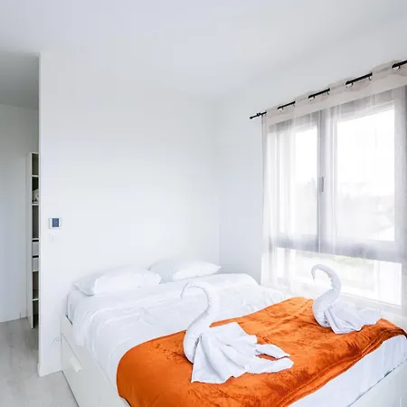 Maison 5 Et Dependance T2 - Avec Jardin - Proche Paris *